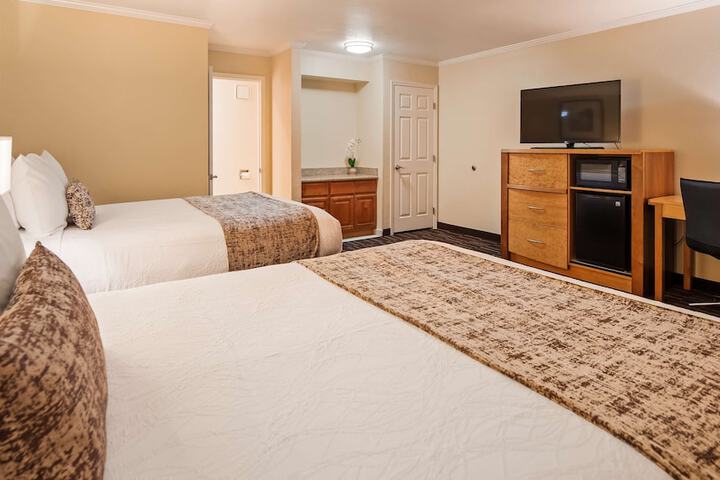 2 Queen Beds High Speed Internet Accessible Microwave and Refrigerator Hd Flat Screen TV with Demand Premium Channels Coffee Maker Iron and Ironing Board Full Breakfast (5 of 9)