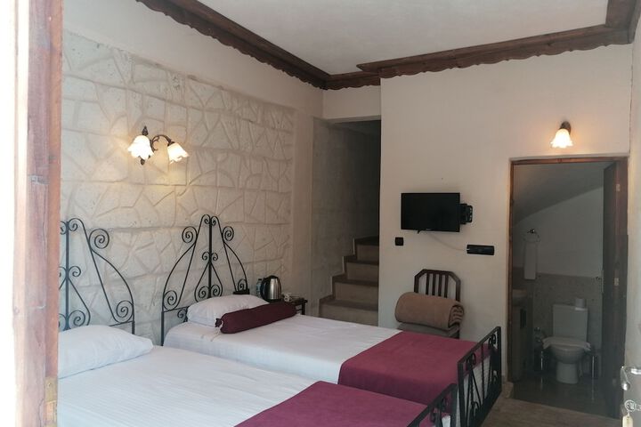 Room 5 of 98