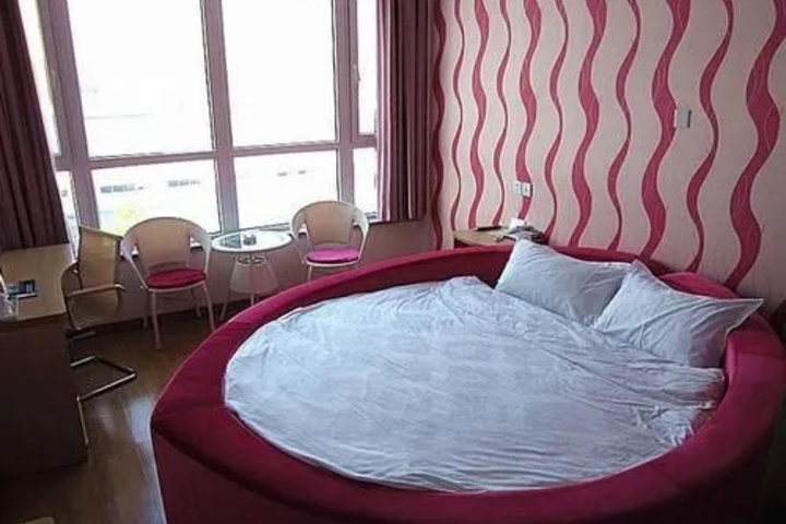 Room 5 of 9
