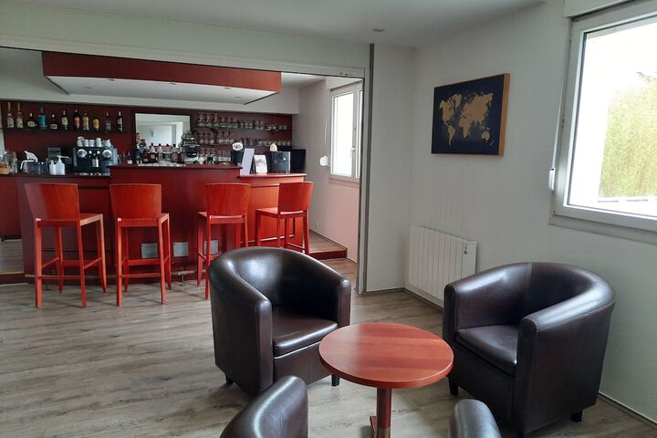Lounge 22 of 39