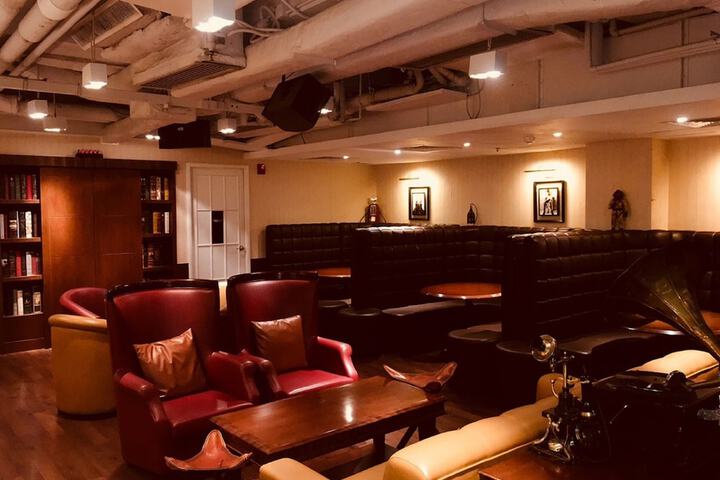 Lounge 36 of 46