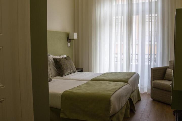 Room 4 of 33