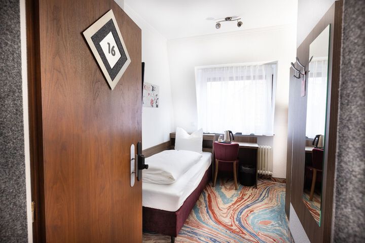 Room 27 of 84