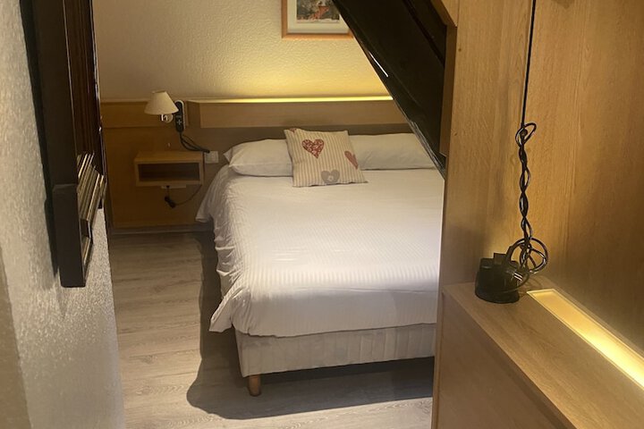 Room 6 of 32