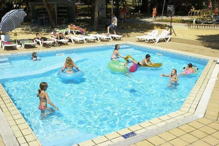 Pool 10 of 34
