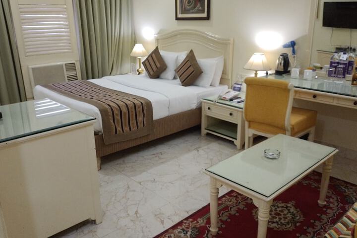 Room 10 of 36