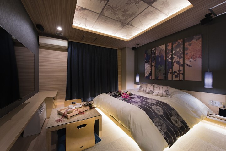 Room 8 of 12