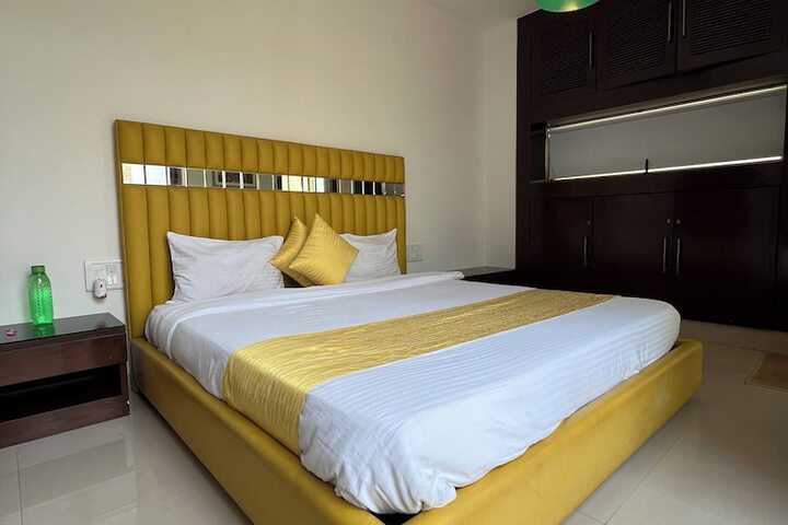 Room 4 of 17