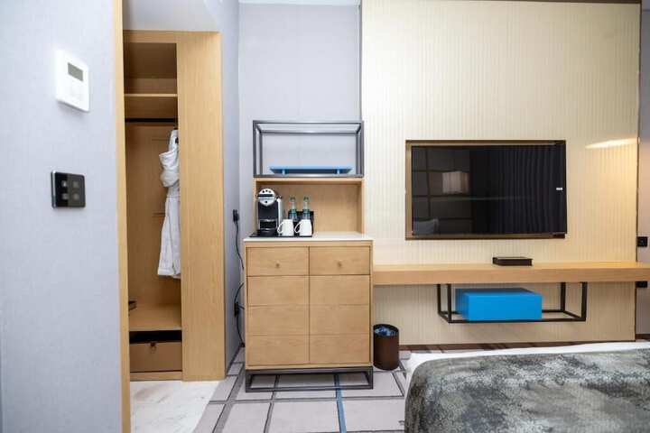 Room 10 of 32