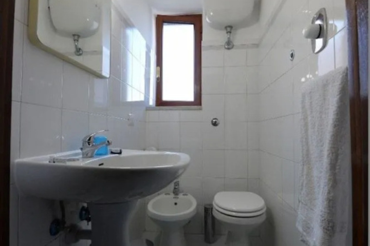 Room 4 of 8