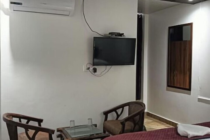Room 9 of 25