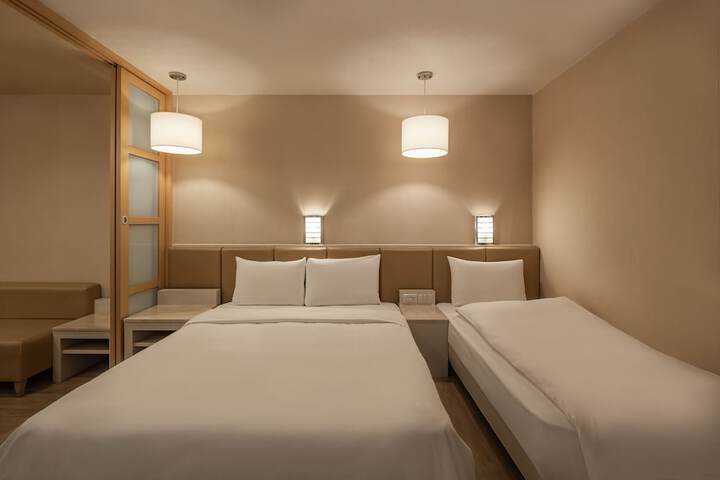 Room 7 of 28