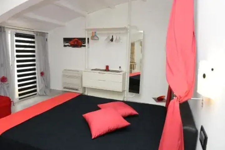 Room 6 of 16