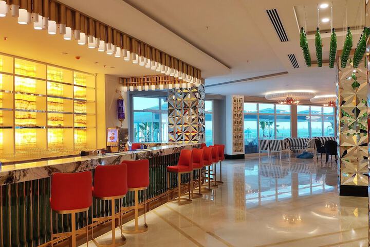 Lounge 107 of 160