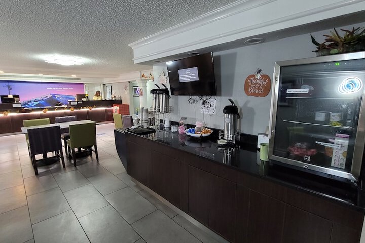 Breakfast/Coffee Service 20 of 25