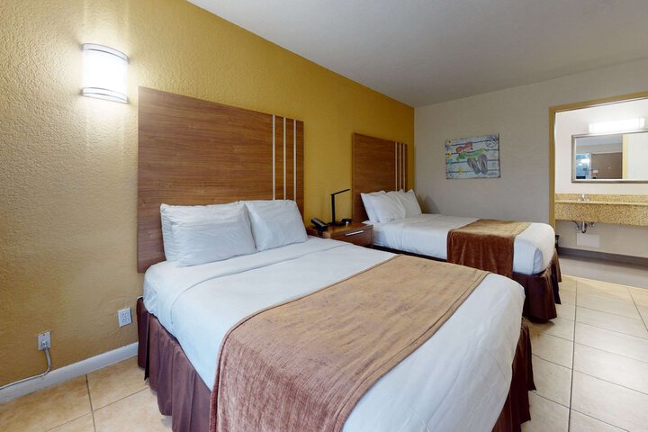 2 Queen Beds (33 of 49)