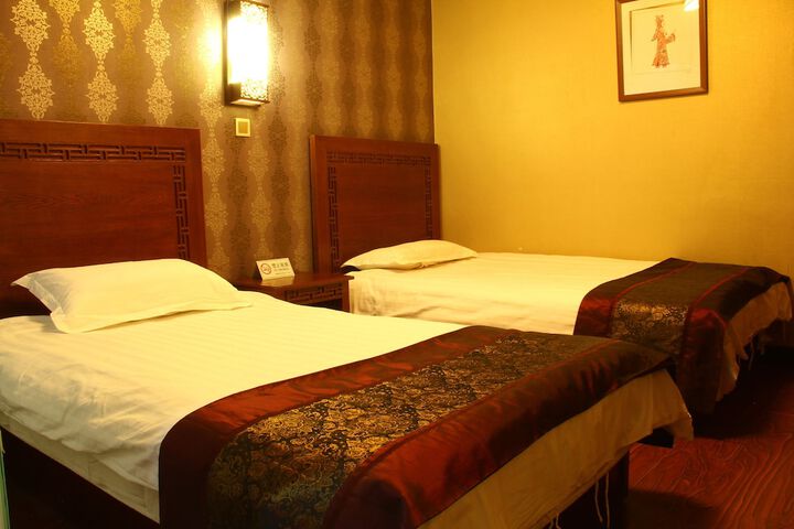 Room 9 of 33
