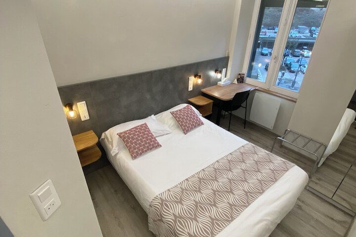 Room 11 of 33