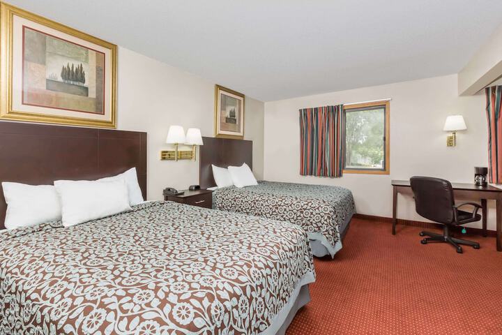 1 Queen Bed (7 of 17)