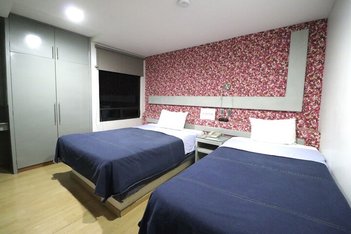 Room 12 of 45