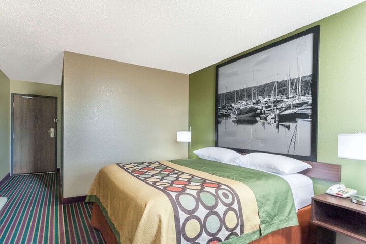 1 Queen Bed (3 of 7)