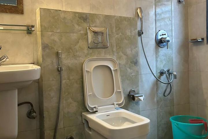 Room 10 of 13