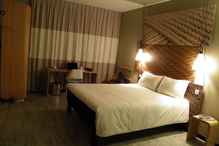 Room 5 of 16