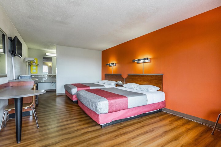 1 Queen Bed (4 of 21)