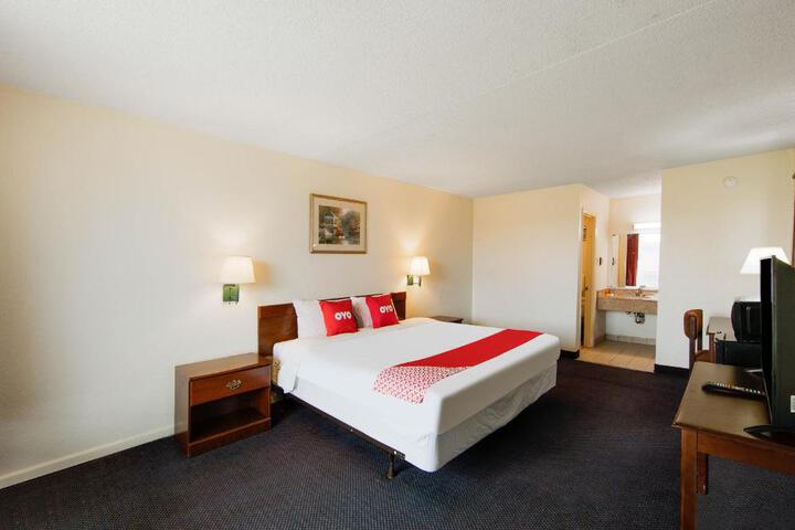 1 King Bed (4 of 9)