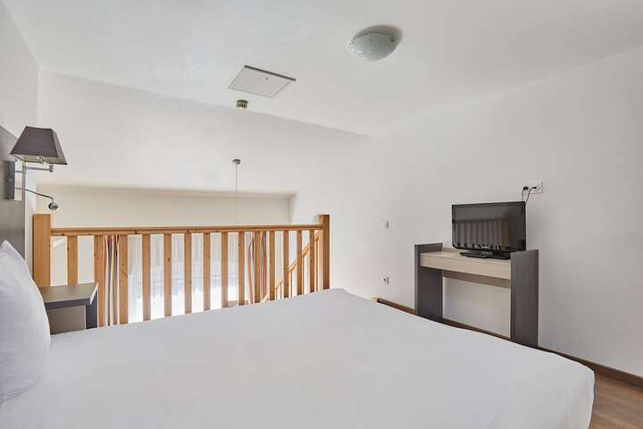 Room 34 of 115