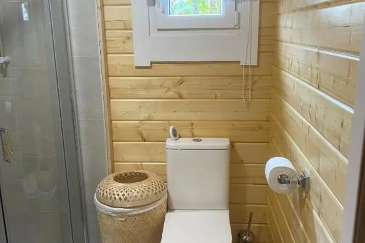 Room 8 of 18