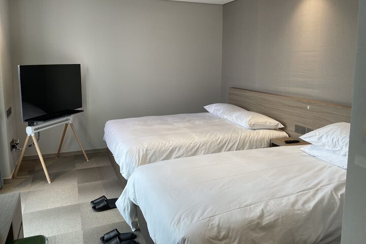Room 9 of 33