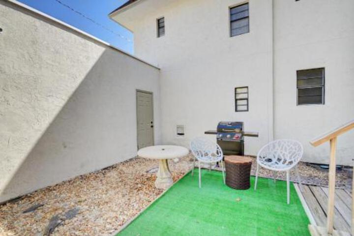 Cozy 1 bd oasis Downtown Lake Worth 5 Star Amenities in Lake Worth, FL