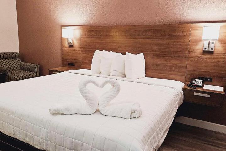 1 King Bed Microwave and Refrigerator Full Breakfast (4 of 13)
