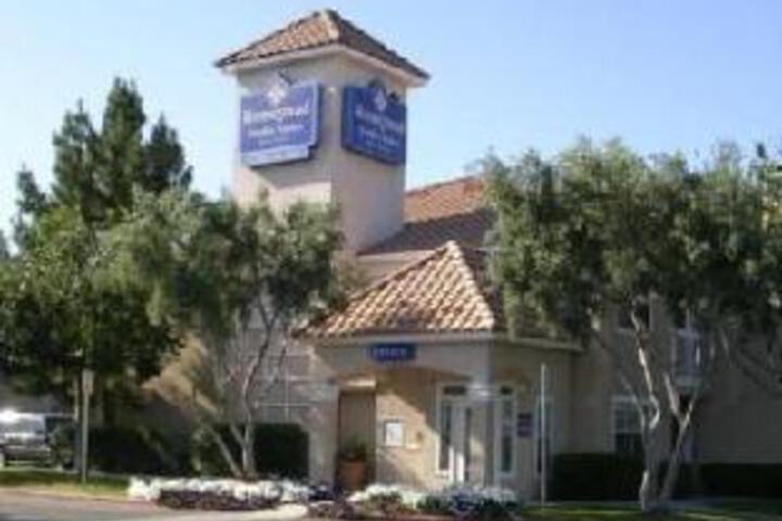 Exterior of Crossland Economy Studios - Phoenix - Metro - Dunlap Ave.