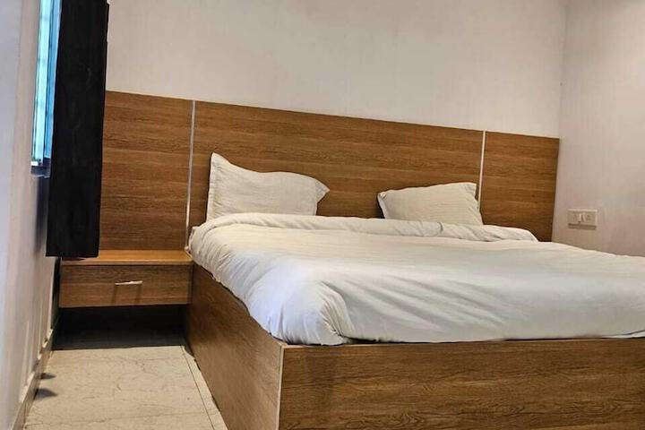 Room 6 of 14