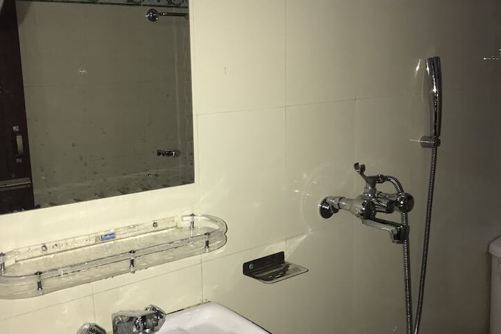 Room 25 of 29