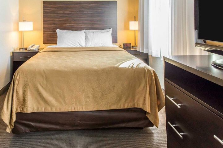 1 Queen Bed Suite (18 of 21)