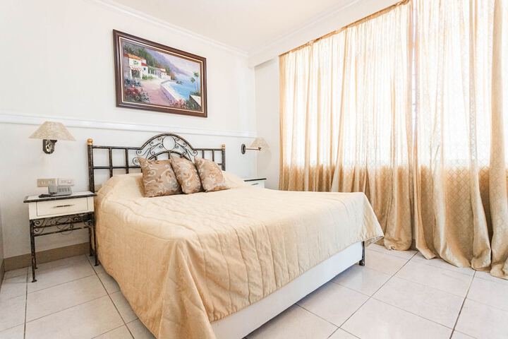 Room 4 of 16