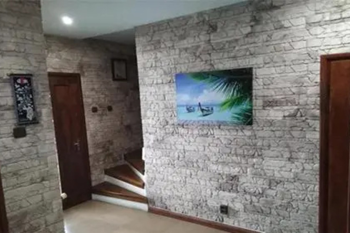 Room 6 of 9