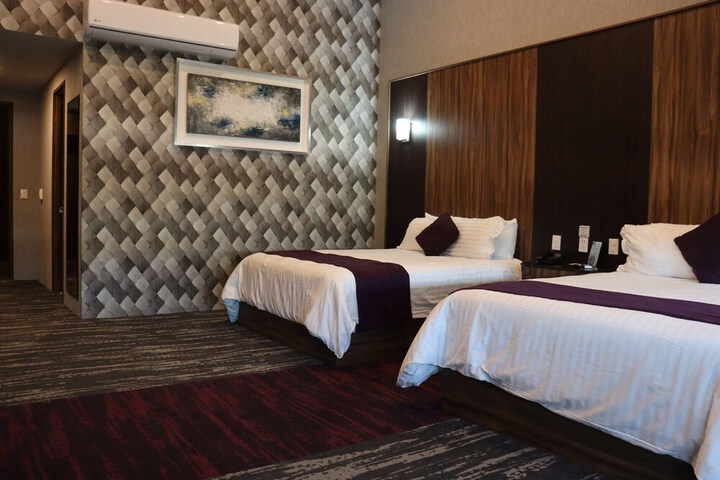 Room 27 of 92