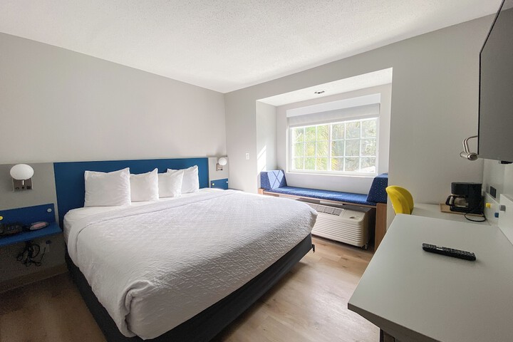 1 King Bed (2 of 2)