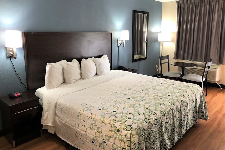 Studio 1 King Bed (3 of 6)