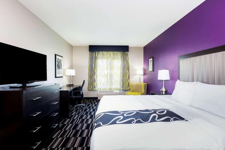1 King Bed (4 of 11)