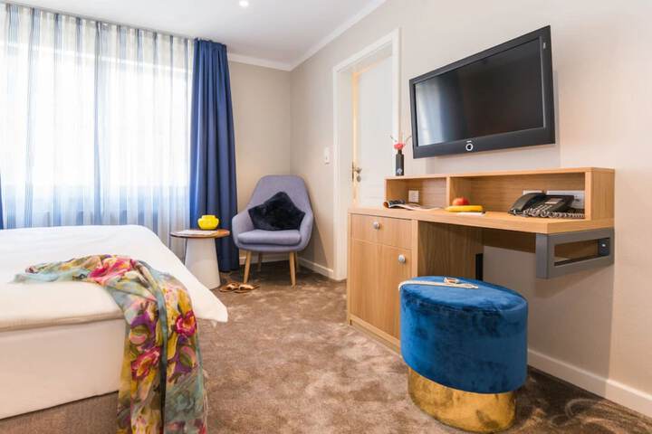 Room 5 of 306
