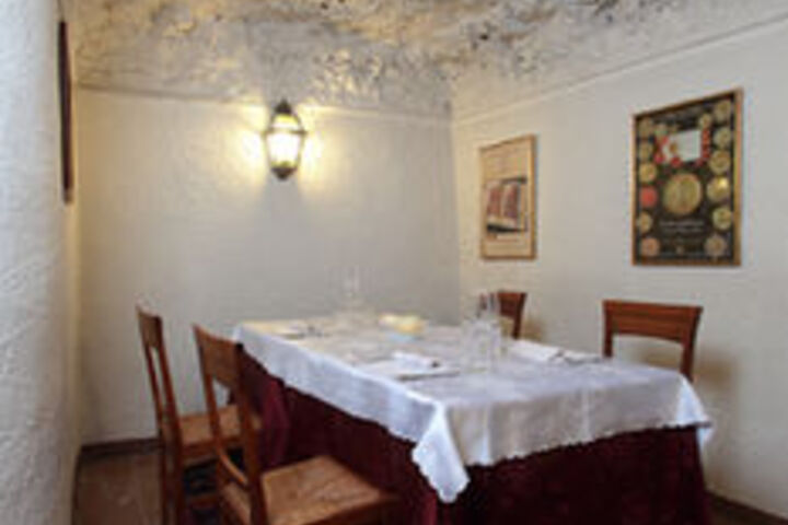 Dining 40 of 46