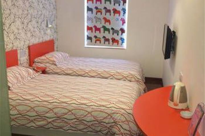 Room 4 of 7