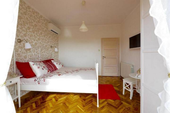 Room 4 of 49