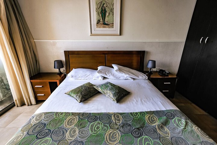 Room 13 of 104