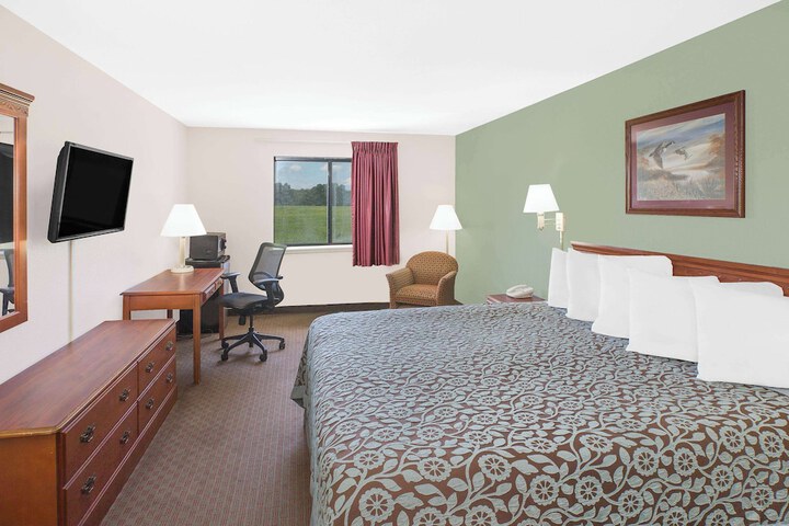 1 King Bed (2 of 12)